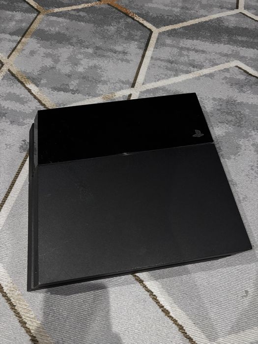 Продаю PlayStation 4 (PS4)