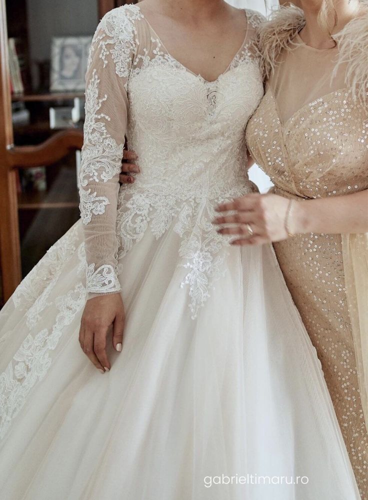 Rochie de mireasa tip printesa cu trena lunga