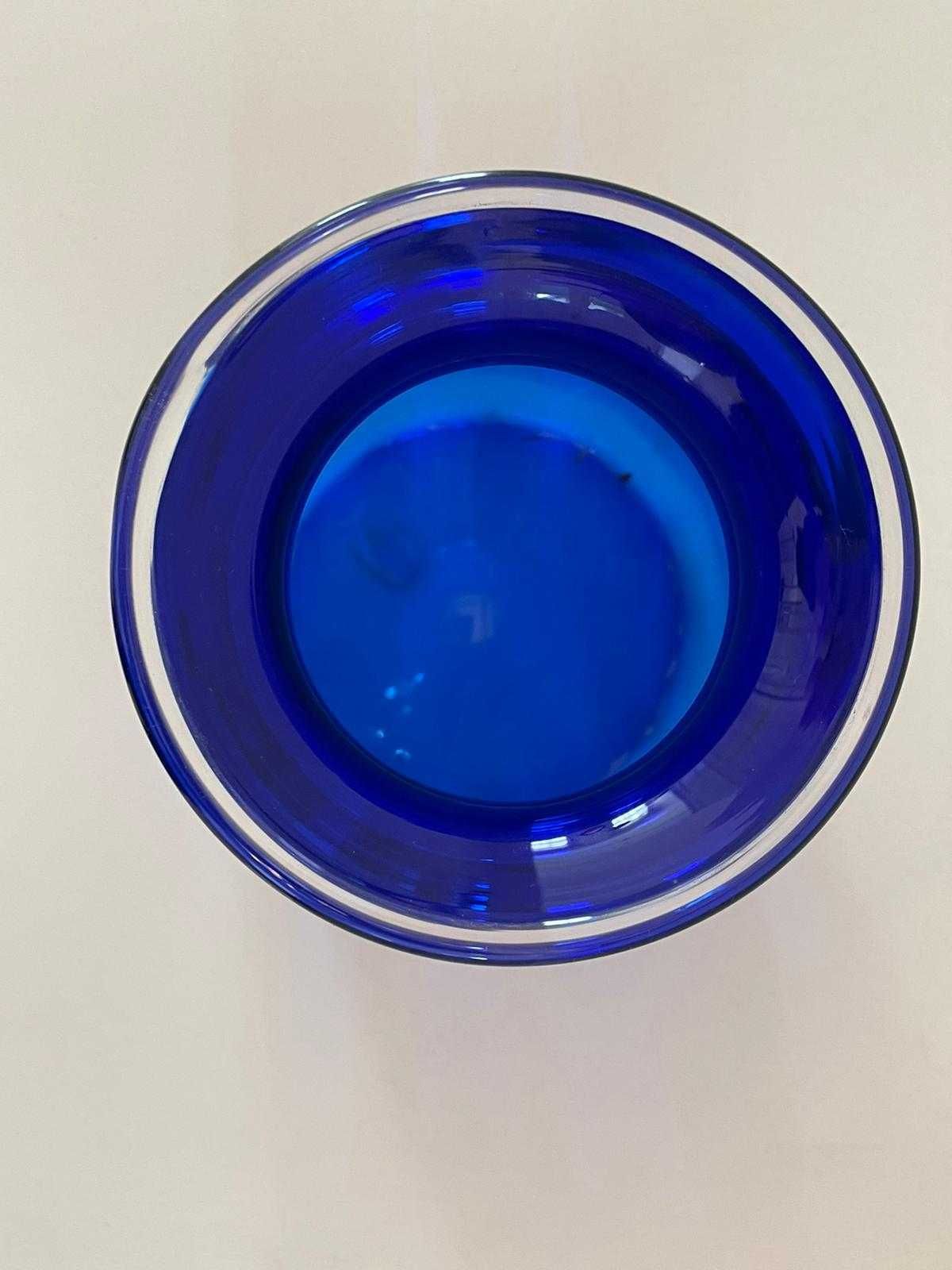 superba vaza cristal albastru cobalt semnata de artist Germania unicat