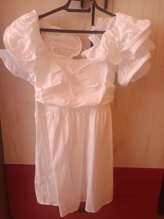 Кокетна бяла рокля