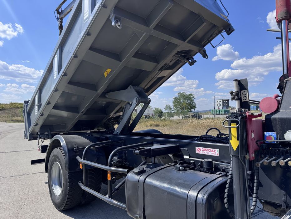 Camion basculabil si macara Volvo