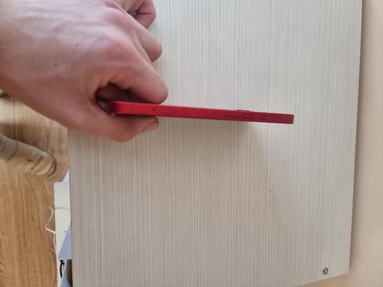 iPhone 13 – отлично състояние, батерия 74%