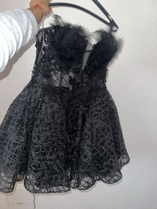 Къса бална рокля с пера и камъчета