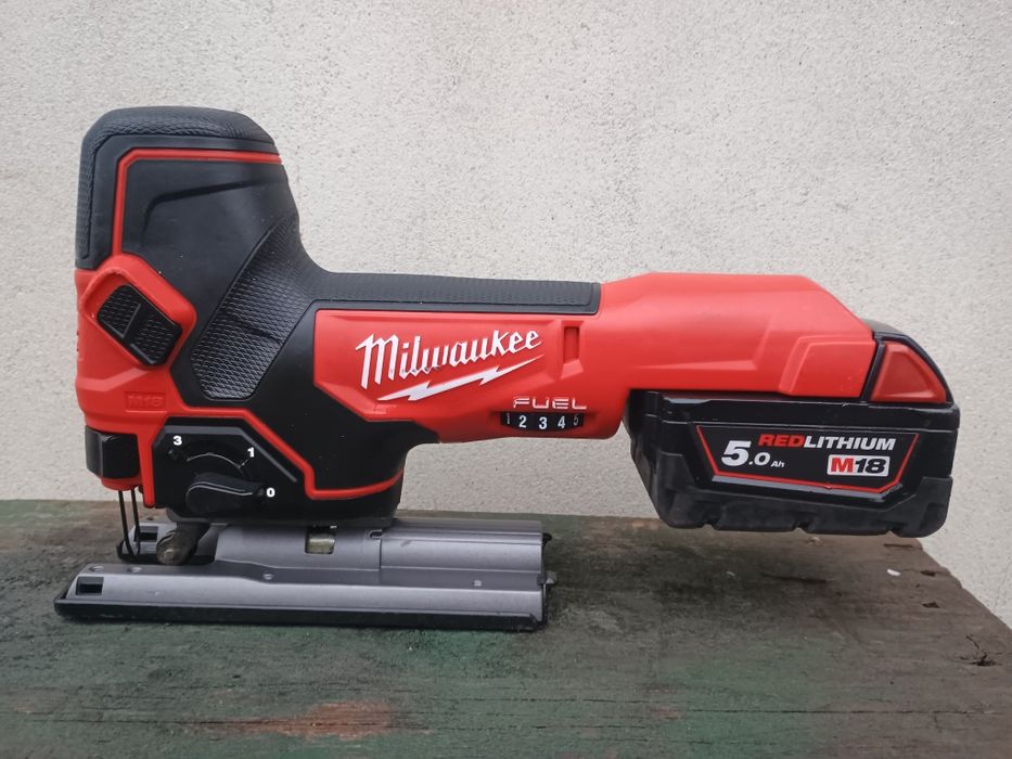 Fierăstrău pendular Milwaukee fbjs + baterie 5 amperi. Aproape noi