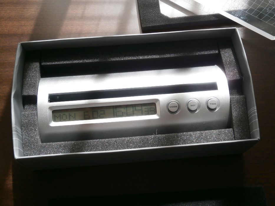 Ceas de birou - LCD world time clock , nou, in cutie , model deosebit