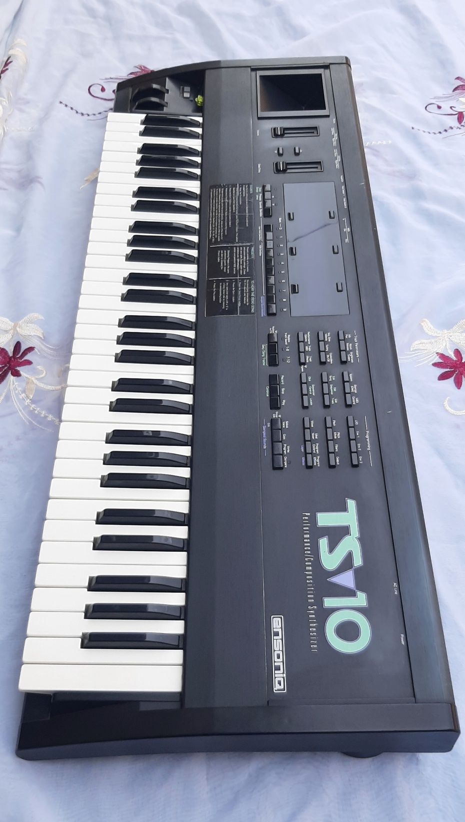Yangi holatda Ensoniq TS10 sotiladi.3.05 versya