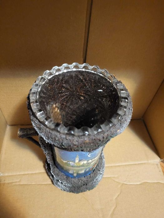 Vază de sticlă îmbrăcată în lemn