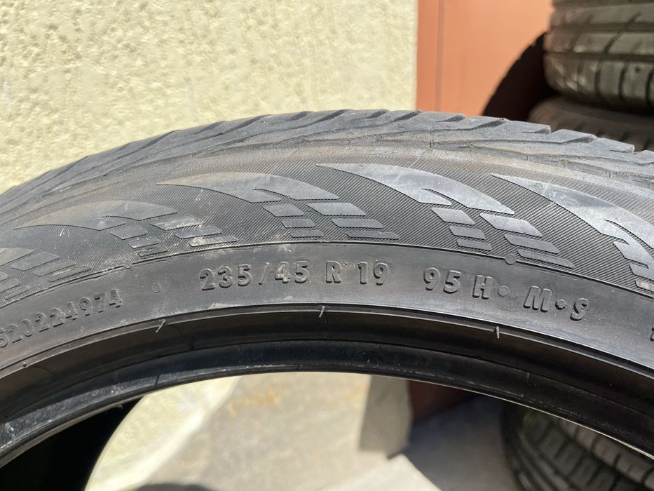 2 бр. летни гуми 235/45/19 Continental DOT 0519 5,8 mm
