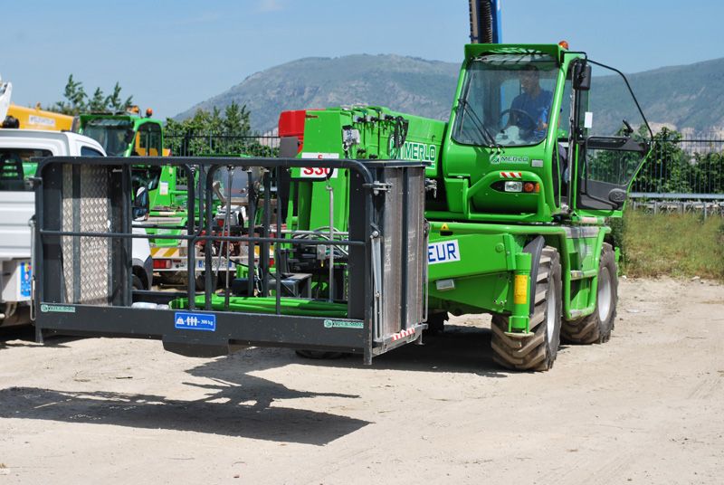 Manitou rotativ cu nacela si macara