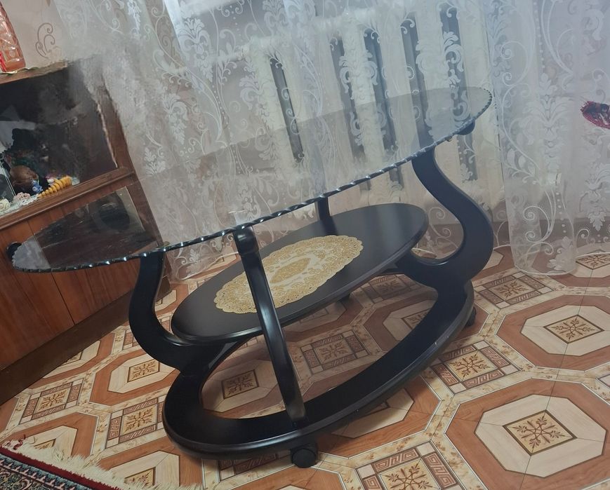 Продам столик стеклянный