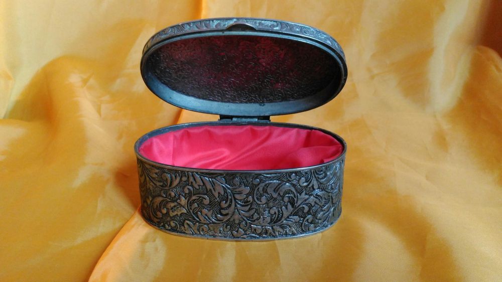 Vand cutie de bijuterii vintage din metal argintat cu model floral