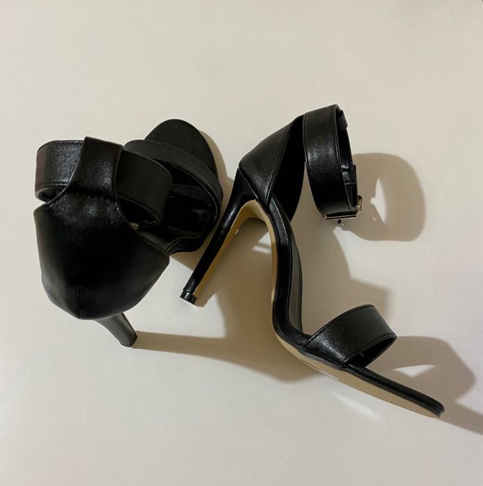 Sandale noi foarte dragute