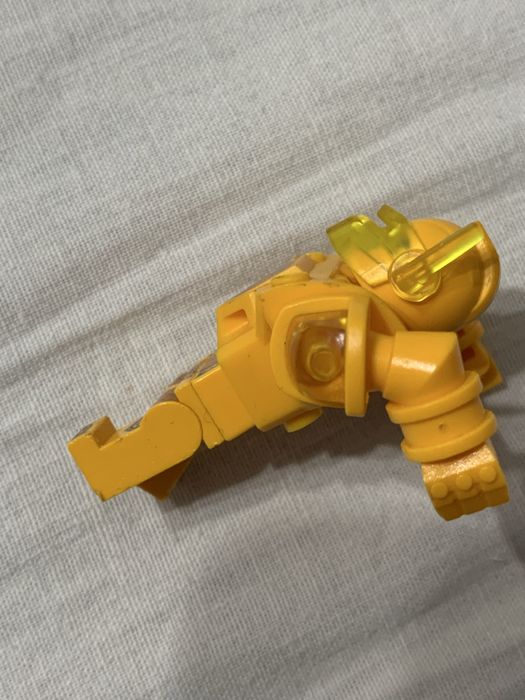 Lego Nexoknights Axl galben vine si cu o arma aceesoriu!