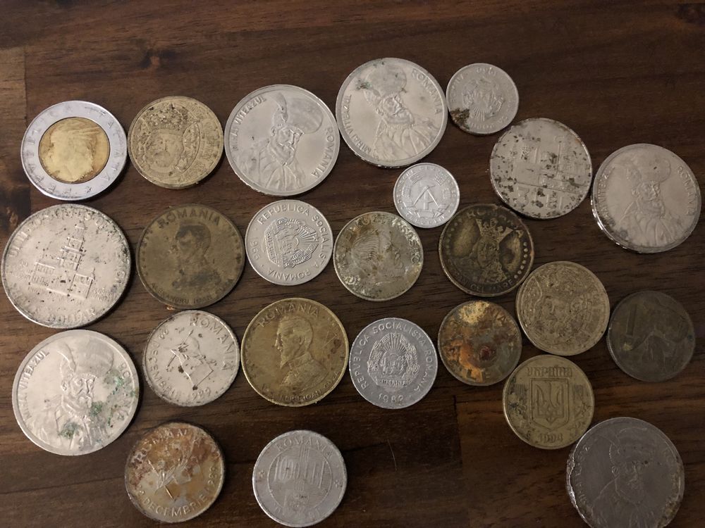 Monede vechi , detali in privat sau la tel.