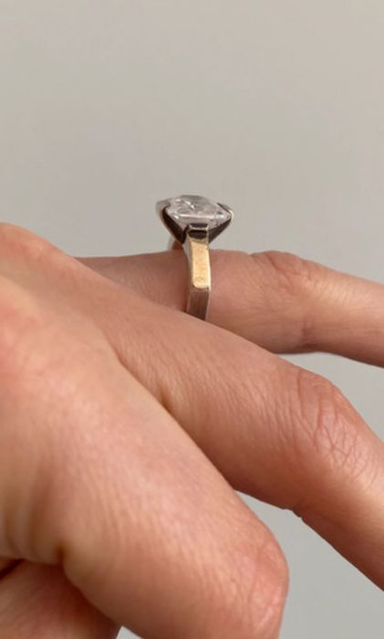 Inel argint 7gr, piatra zirconiu. Suflat cu aur pe partea superioara