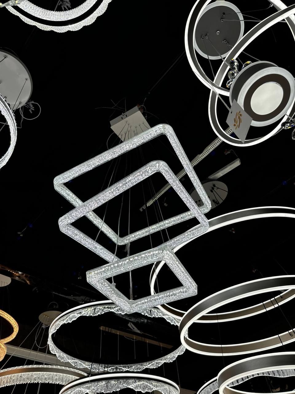Hi-tech lyustra bra plafon galagen oboi