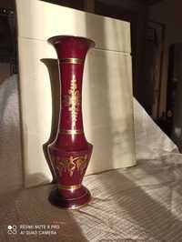Vaza  metalica  culoare visiniu cu insertii aurii lucrata manual