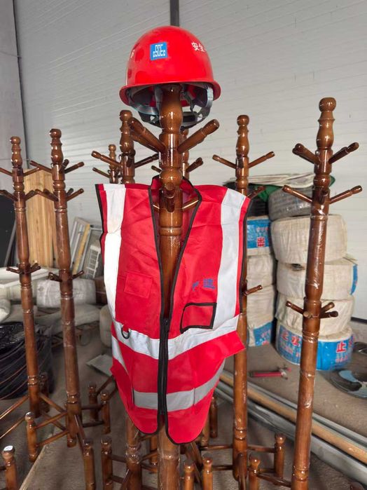 каска и светоотражающий жилет