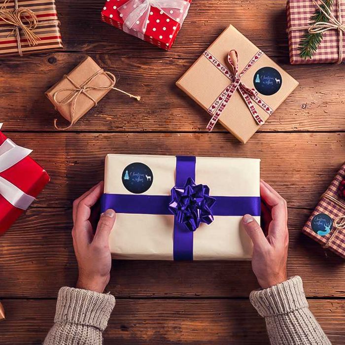 Коледни декоративни стикери на ролка „Весела Коледа“ – 500 бр