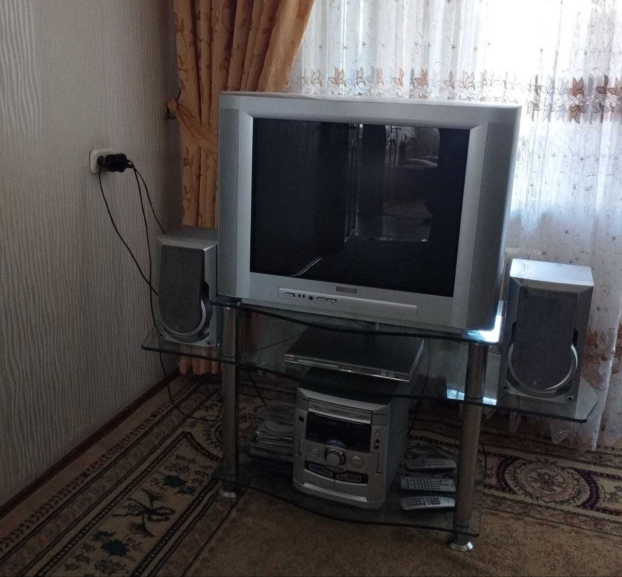 Телевизор, видеоплеер и музыкальный центр
