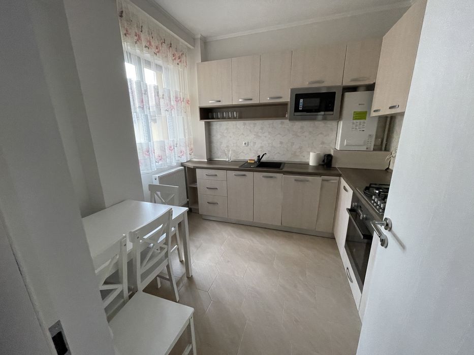Inchiriez apartament doua camere centru Crinului bloc nou cu parcare