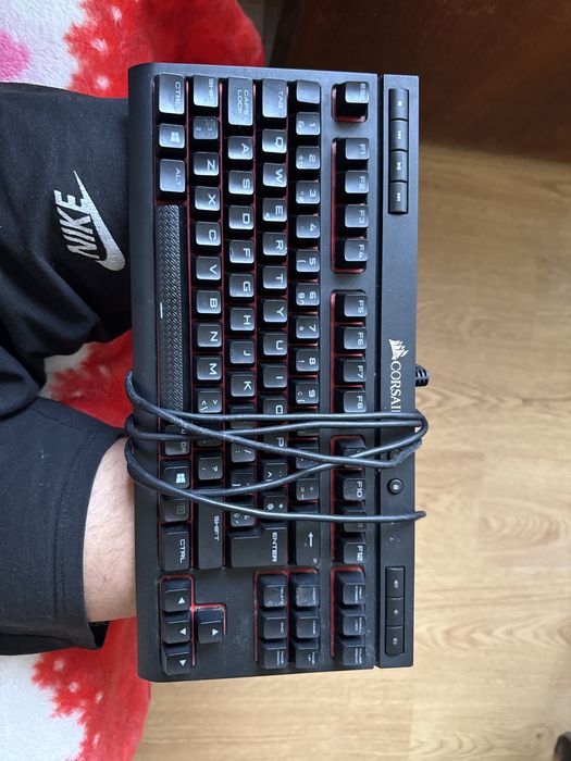 Corsair механична клавиатура .