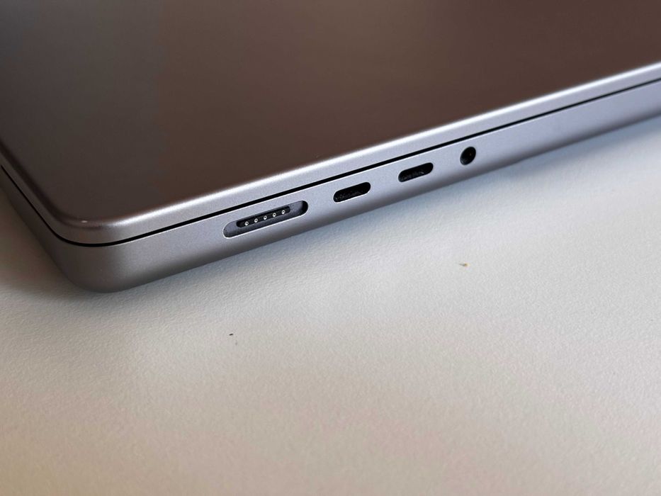 Macbook Pro 16" 2021 M1 Pro 16gb RAM 512gb SSD