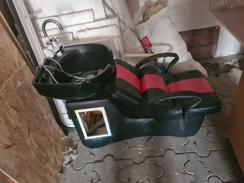 Продам кресло мойка в среднем состоянии.