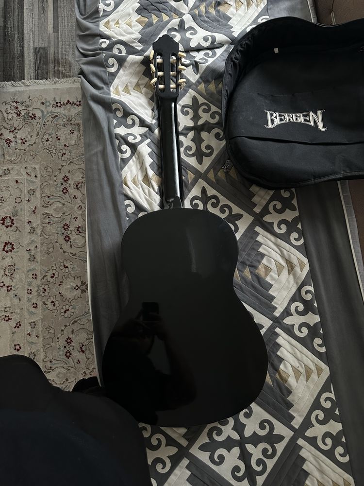 Продам гитару YAMAHA c40 вместе с утеплённым чехлом BERGEN