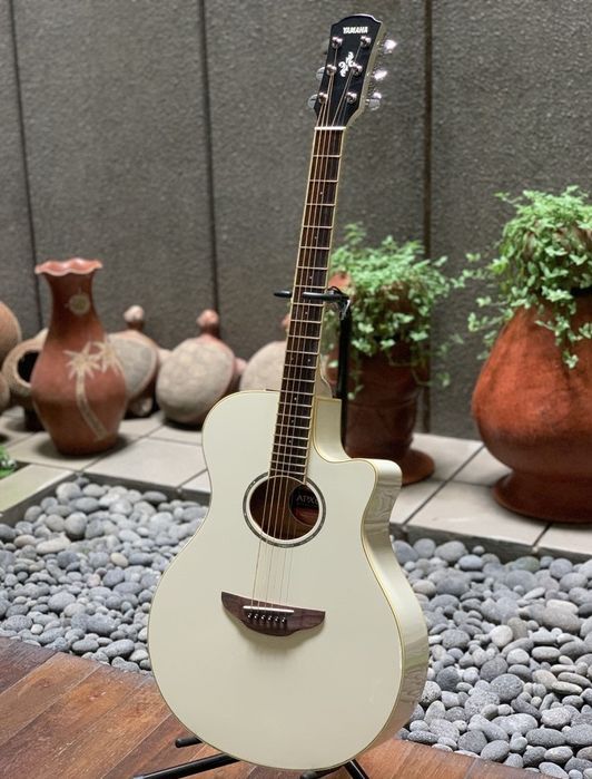 Электроакустическая гитара Yamaha APX600 с подключением к усилителю