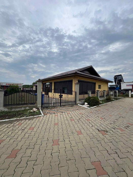 Casă de vânzare cu parcare pavată