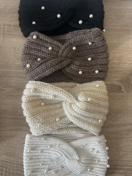 Колекция от ръкавици, шапки и плетени диадеми за глава