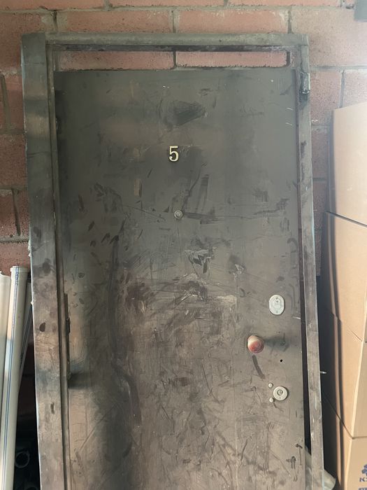 Продам входную дверь