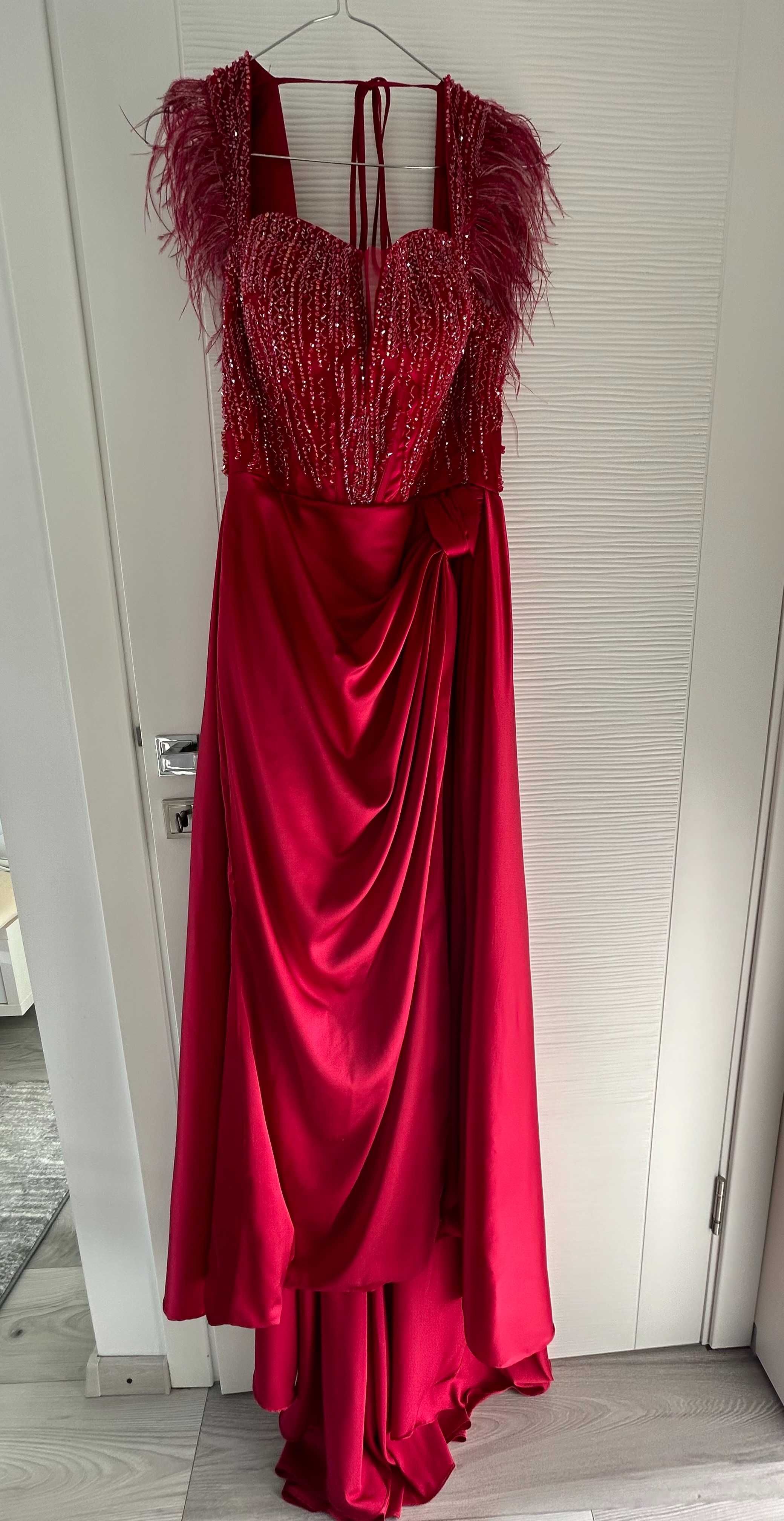 Rochie eleganta (38) din satin cu trena, rosie cu pene