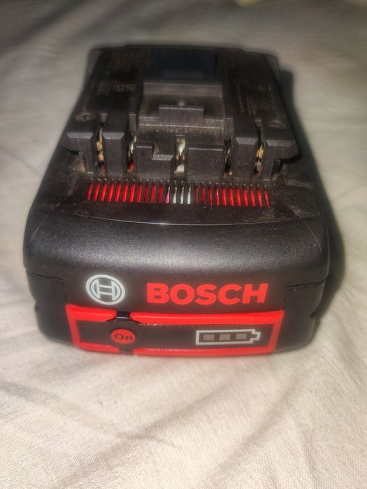 Set Bosch Profesional 18V – Baterie 4Ah + Încărcător GAL 18V-40