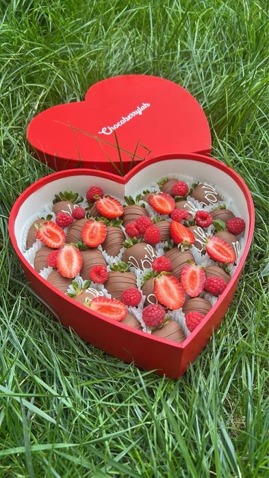 Клубника малина банан голубика в шоколаде