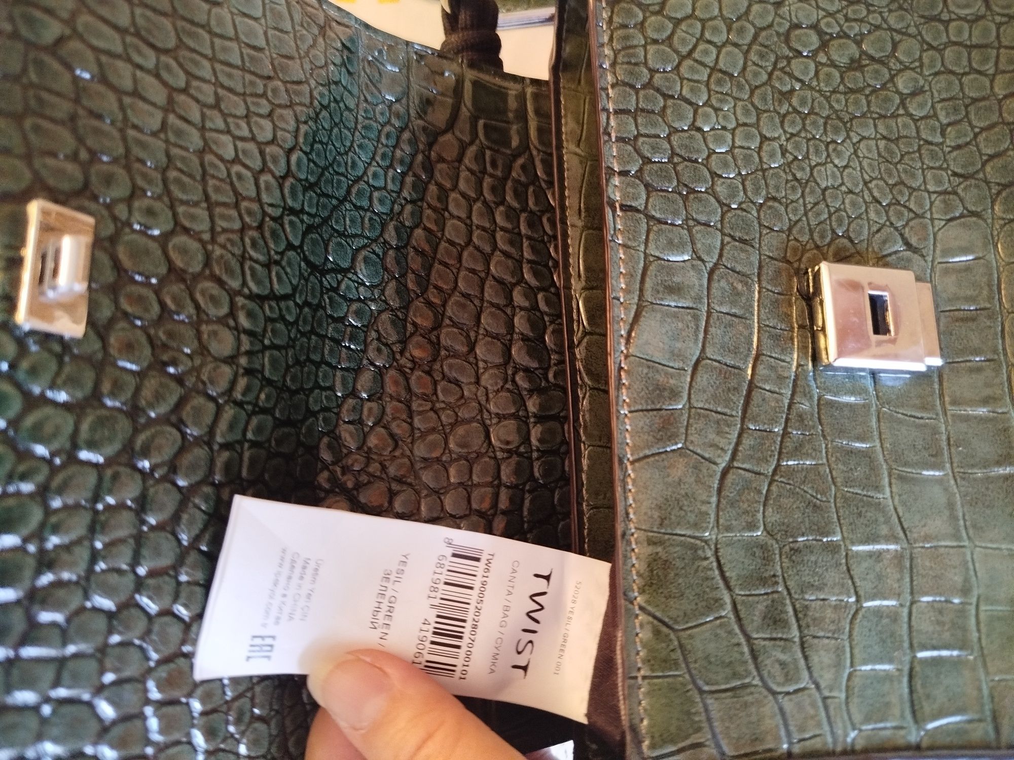 Продам сумочку зелёную новую.