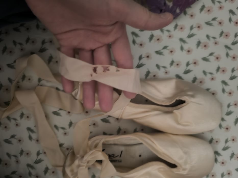 Пуанты  срочно продам