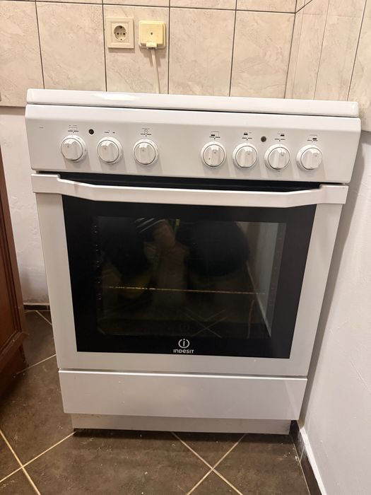 Готварска печка Indesit с керамични котлони