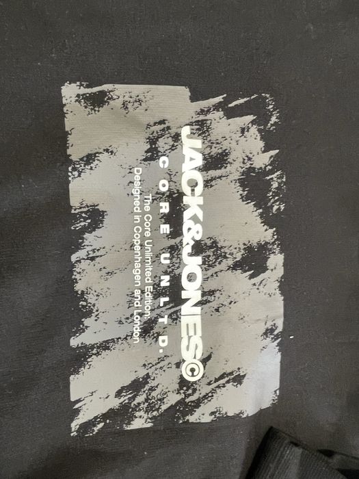 Здравейте!Продавам суичър на Jacck&Jones
