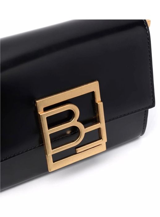 чанта BY FAR със следи от употреба по металния елемент