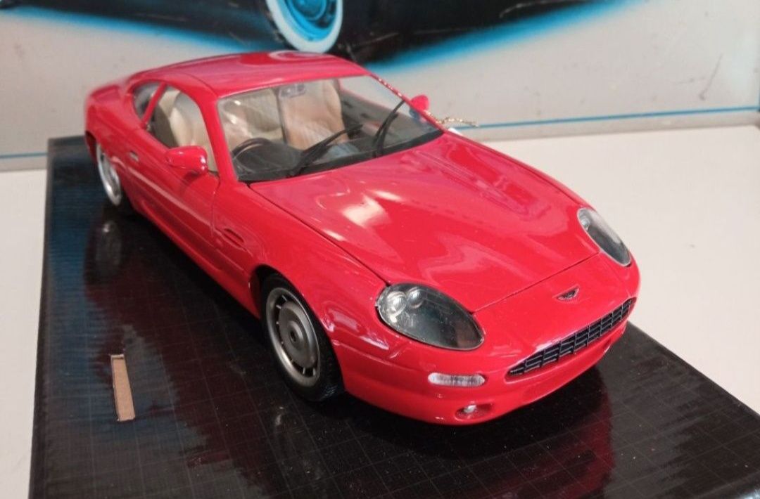 Aston Martin macheta auto la scara 1:18 Guitoy