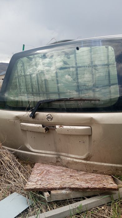 На Ниссан хтрейл т30 задняя дверь.