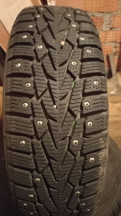 Продам зимние шины шипованые. Nokian Nordman.
