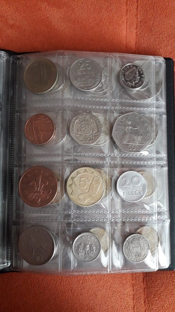 Класьор със монети