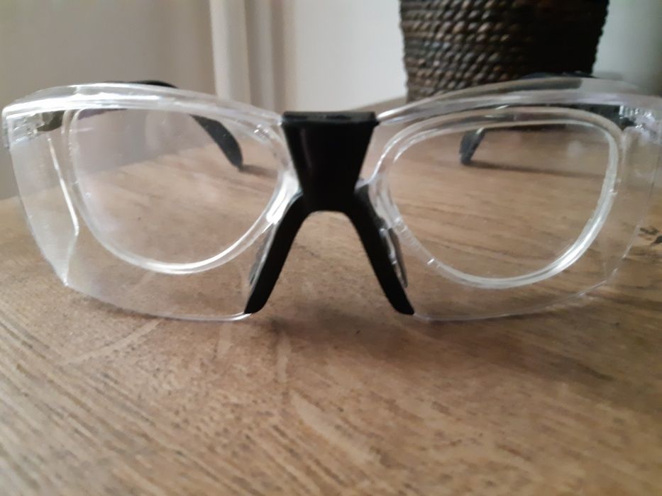 rama protectie formata din 2 perechi de ochelari