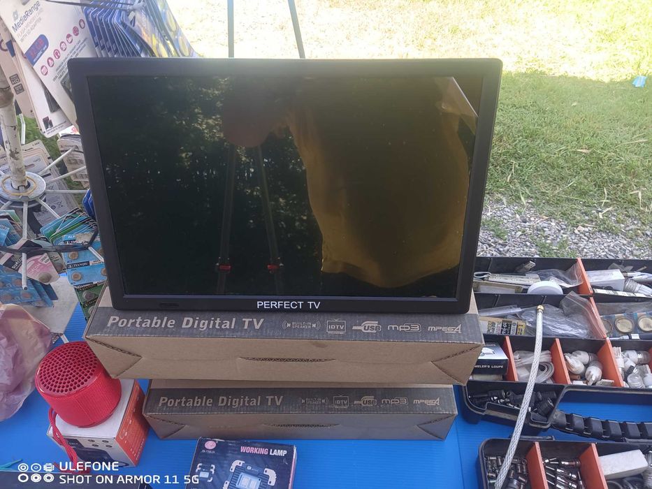 Лед телевизор 12/220в с вграден тунер 15" за каравани и камиони