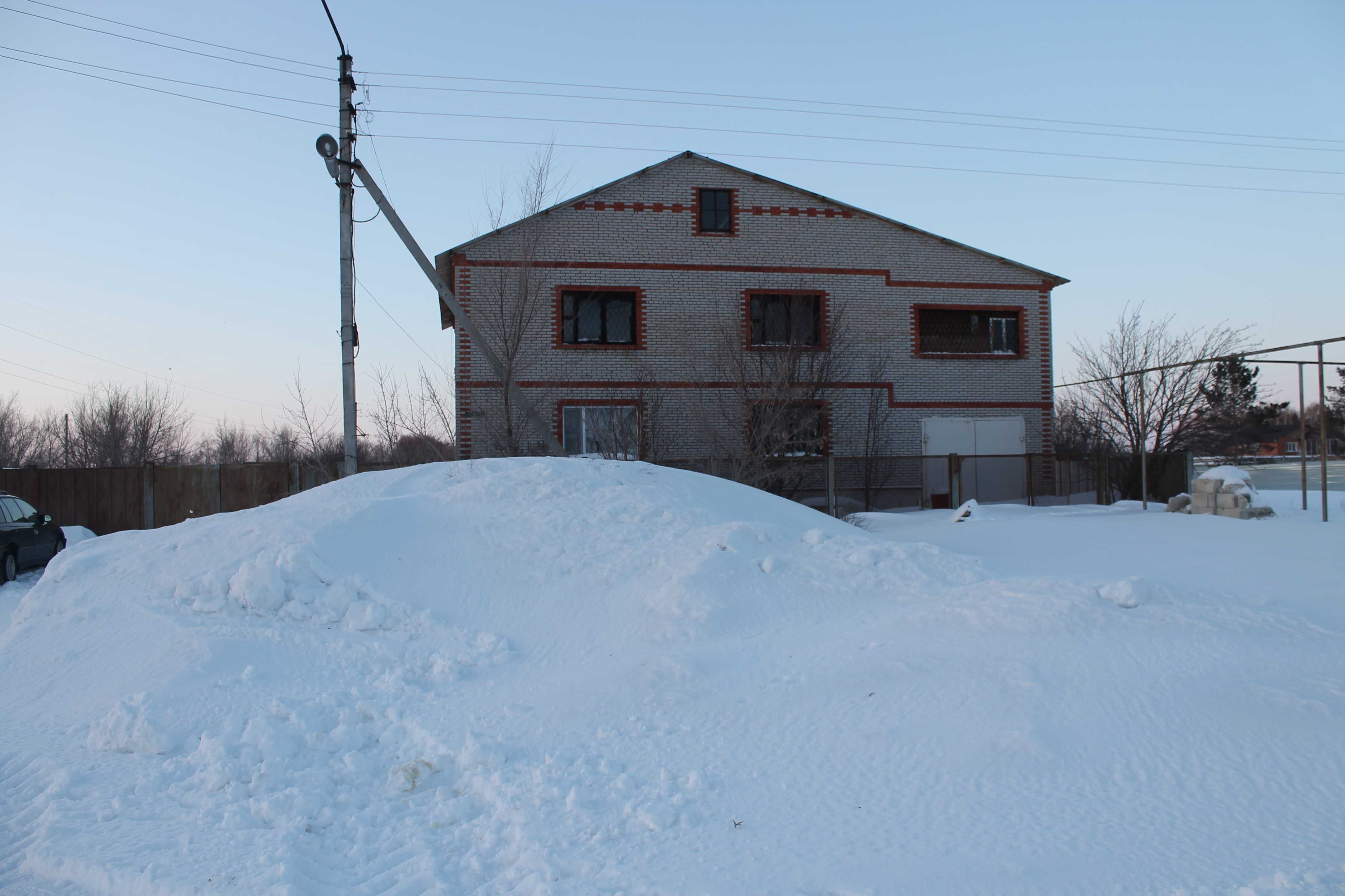 Продаю большой дом.Большой участок.Два этажа + чердак, подвал, гараж.