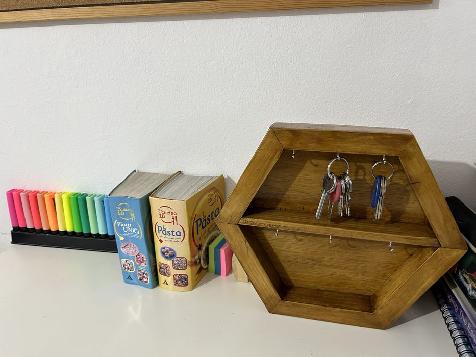 Raft de chei unicat in forma de hexagon