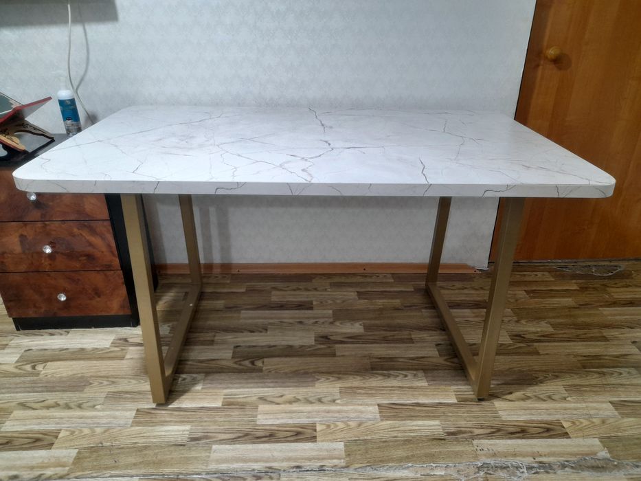 Стол для кухни можно и гостиный